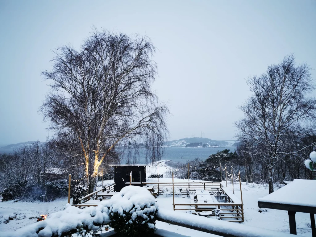 Vinter, snö och en halv mulen dag med utsikt över Tjörnbron.