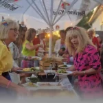 Ett kalas där gästerna tar från grillbuffén